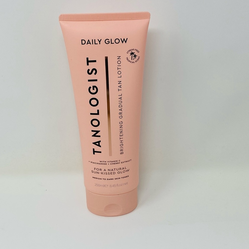 NWT Tanologist Brightening Daily Glow,Medium/Dark,Gradual Tan 8.45 oz